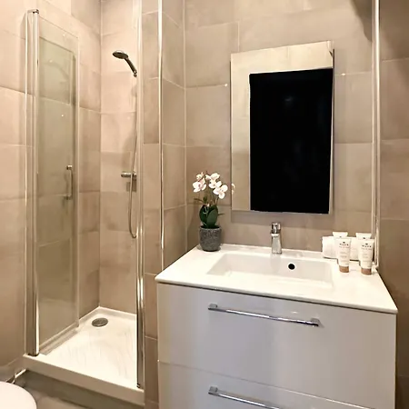 Charming Heart Of The Marais By Melvane *